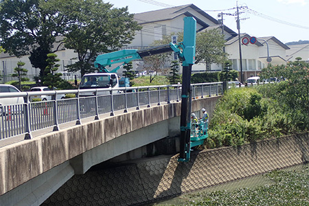 橋梁点検車による橋梁点検