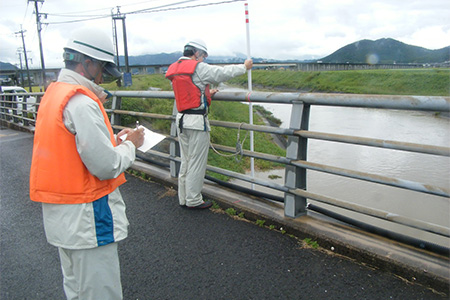 水文観測（河川流量観測）